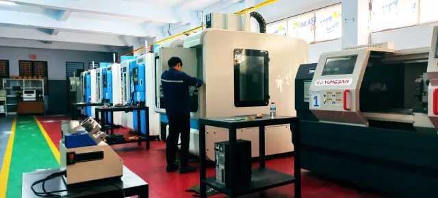 Deretan mesin CNC milling di laboratorium