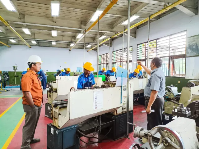 Praktik di bengkel bubut