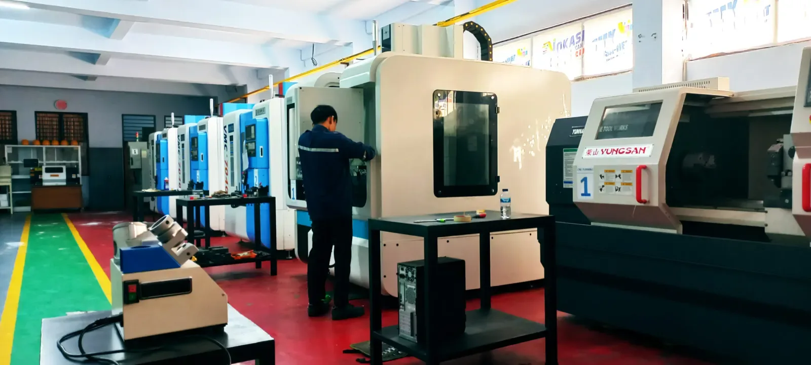 Deretan mesin CNC di laboratorium