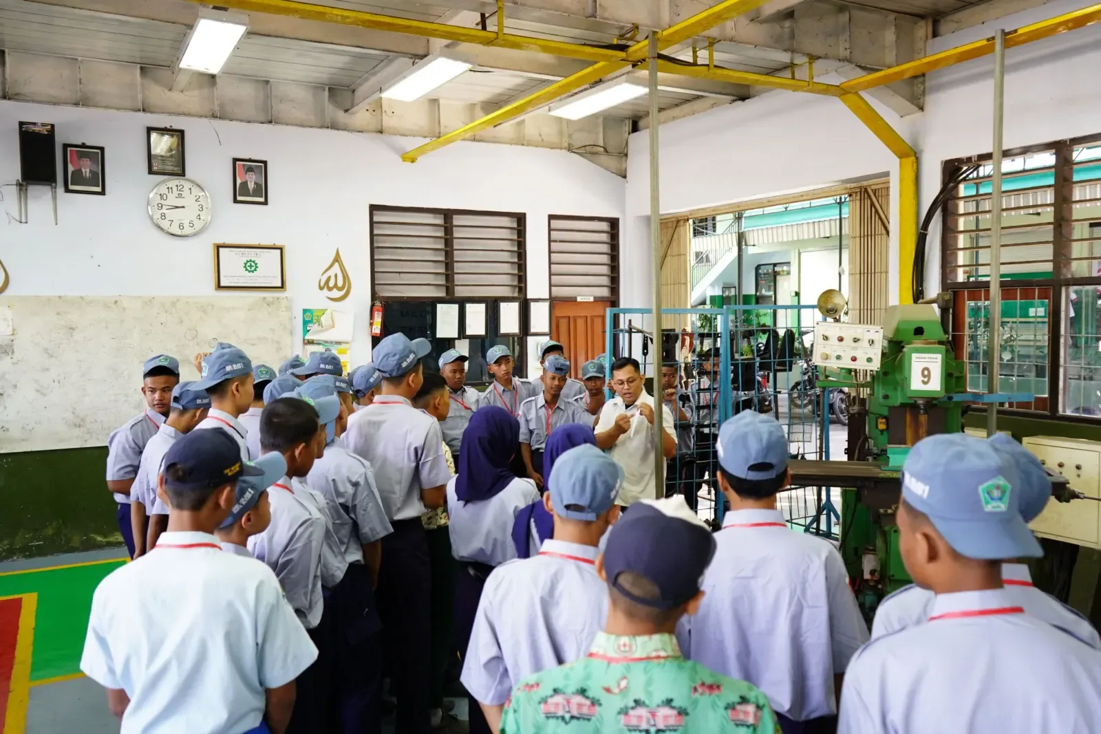 Siswa baru di bengkel bubut saat MPLS