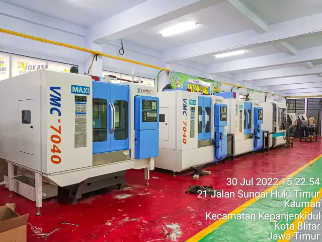 Mesin CNC di laboratorium