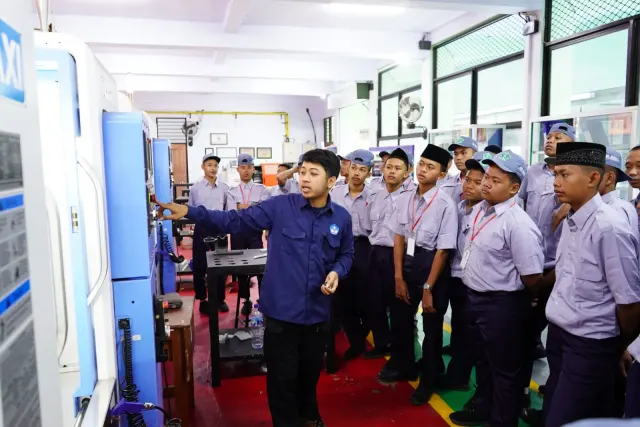Penjelasan instruktur di lab CNC
