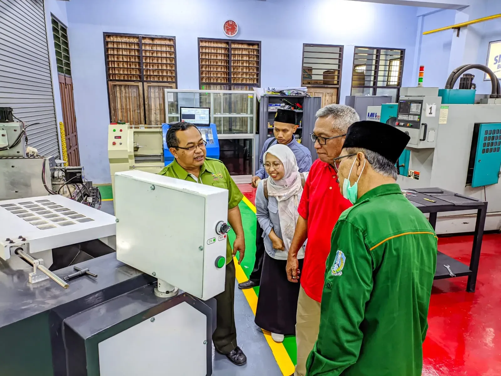 Mesin CNC baru di laboratorium CNC